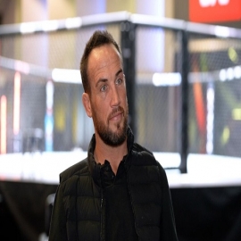 Un famoso luchador de la UFC revela que su hermano murió repentinamente 2 semanas después de recibir la vacuna COVID