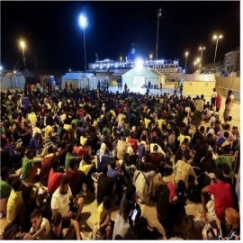 La llegada de 10.000 inmigrantes africanos a Lampedusa desató la peor crisis migratoria de la historia de Italia