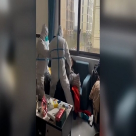 El violento momento en el que las fuerzas del régimen chino sacan de su casa a un hombre por incumplir las estrictas políticas de COVID cero