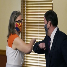 Un condado de Arizona se niega a certificar la victoria de los demócratas y pone en jaque el sistema de fraude de Katie Hobbs