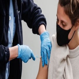 Los posibles beneficios de la vacuna de refuerzo covid para jóvenes no compensan los daños, revela estudio