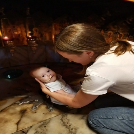 La historia detrás de la conmovedora foto del bebé colocado en el lugar donde nació Jesús