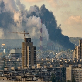 JPMorgan firma acuerdo con Zelensky para reconstruir la infraestructura de Ucrania y siembra más de 20 mil millones de dólares