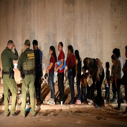 DeSantis denunció ante la Justicia a Biden por vuelos secretos donde lleva inmigrantes de México a Florida