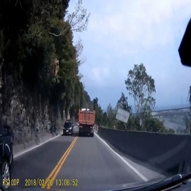 Video: dos conductores salvaron su vida cuando una inmensa roca cayó sobre una carretera en Taiwán