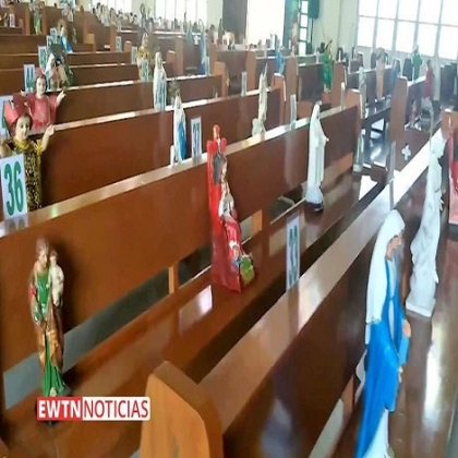 Con la ayuda de los santos, iglesia mantiene distanciamiento social entre sus fieles