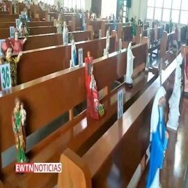 Con la ayuda de los santos, iglesia mantiene distanciamiento social entre sus fieles