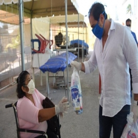 Entregan despensas y vales a comerciantes fijos y semifijos de Progreso