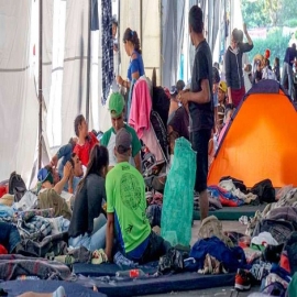 Piden ayudar a migrantes que viven en carpas en frontera de Estados Unidos y México