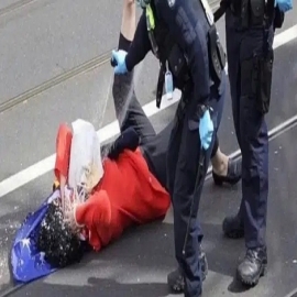 Una anciana australiana es derribada y rociada con gas pimienta por la policía durante una protesta en Melbourne contra los encierros