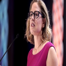 Una senadora demócrata anuncia que abandona el partido y complica la mayoría de Biden en el Senado
