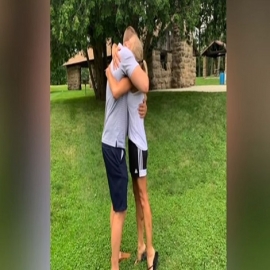 Se reúne con su hijo después de 33 años, cuando decidió no abortar y darlo en adopción