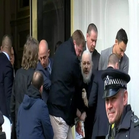 El arresto de Julian Assange, en imágenes