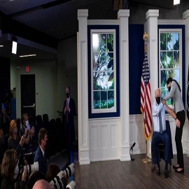 Ridículo, Joe Biden se pone, supuestamente, la tercera dosis en un escenario falso, ¿habrá sido todo igual de falso?