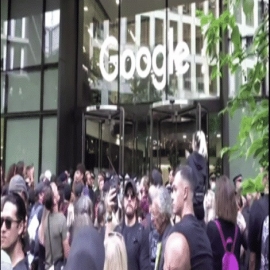 Manifestantes en Londres frente a la sede de Google acusan a la empresa de censurar y no dar la "información correcta"