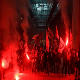 París: manifestantes toman sede de BlackRock, mayor fondo financiero mundial, en medio de protestas contra Macron