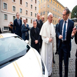 Regalan Lamborghini al Papa Francisco