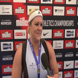 Campeona de lanzamiento de peso critica el plan para permitir a los atletas trans competir en la categoría femenina