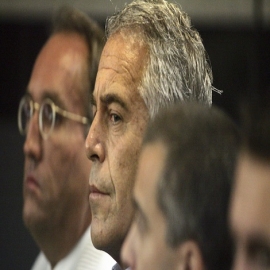 Sujeto mata a tiros al hijo de la jueza encargada de investigar cuentas de Jeffrey Epstein