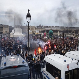 Es posible ganar. El decreto de Macron abre una crisis política en Francia e incendia la batalla por las pensiones
