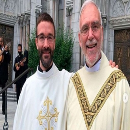 Se ordenó el Día del Padre y bendijo primero a su hijo que también es sacerdote