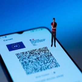 Tiranía digital: lo que hay detrás del certificado de vacuna de la UE