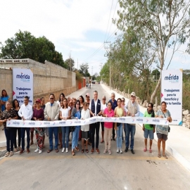 El Alcalde Alejandro Ruz Castro entrega obras de servicios básicos en la colonia Jacinto Canek al sur de la ciudad.