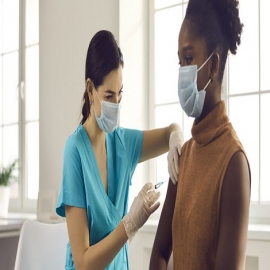 Enfermera canadiense denuncia que muchas personas mueren tras vacunarse