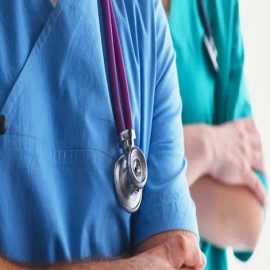 Los medios de comunicación y las grandes farmacéuticas están atacando a los médicos que promueven medicamentos efectivos contra el COVID-19, denuncian America’s Frontline Doctors