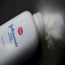 Corte de EE.UU niega a la farmacéutica J&J usar la bancarrota para evitar demandas por su talco para bebés ‘cancerígeno’