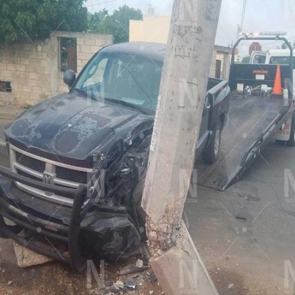 Dormita al volante y termina impactado contra un poste