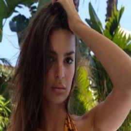 Emily Ratajkowski posa en bikini junto a playas de Maldivas