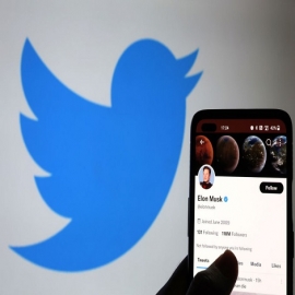 Twitter suspende cuentas de Antifa por blandir rifles en una sesión de «cuentos transgénero»