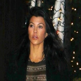 Kourtney Kardashian revela de más con blusa transparente